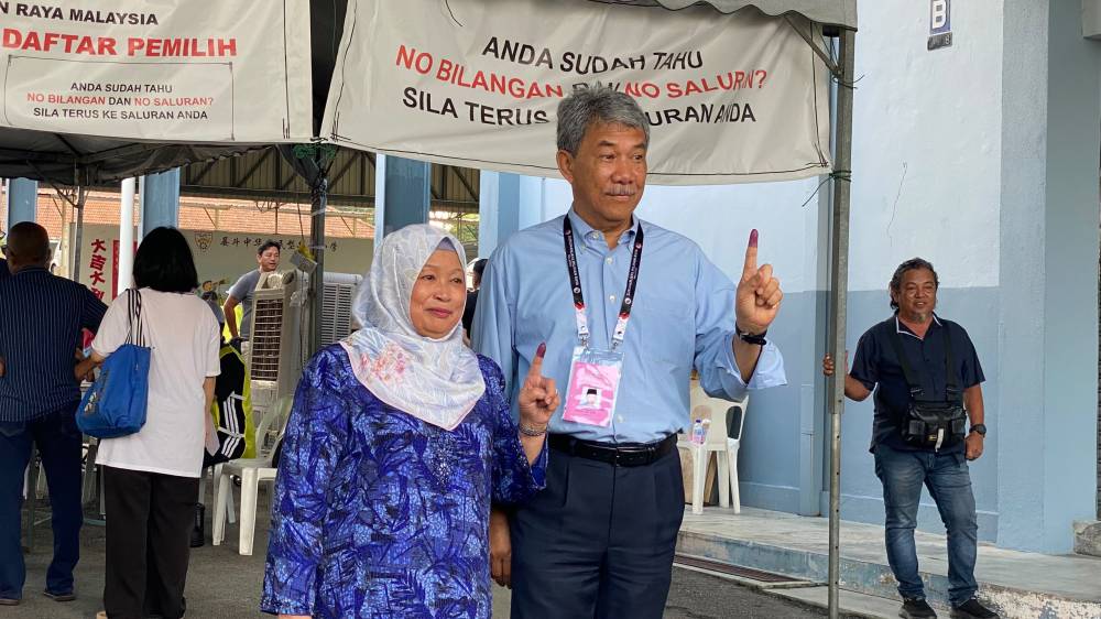 Datuk Seri Mohamad Hasan who is defending the Rantau state seat arrived with his wife, Datin Seri Raja Salbiah Tengku Nujumudin, at SJKC Chung Hua, today to cast their ballots.