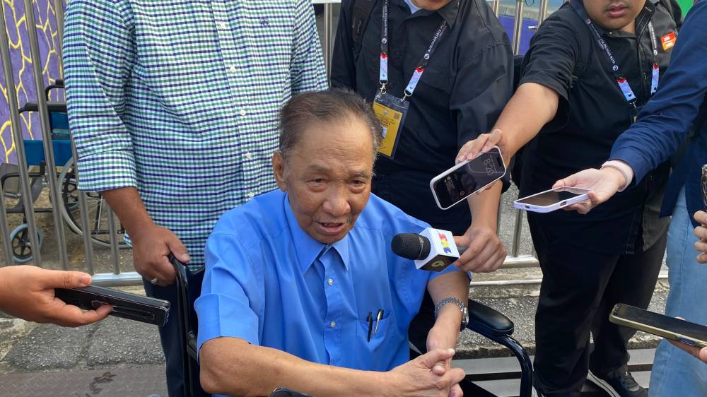Datuk Seri Mohamad Hasan's eldest brother, Datuk Azman Hasan, arrived to cast his vote at SJKC Chung Hua, today.