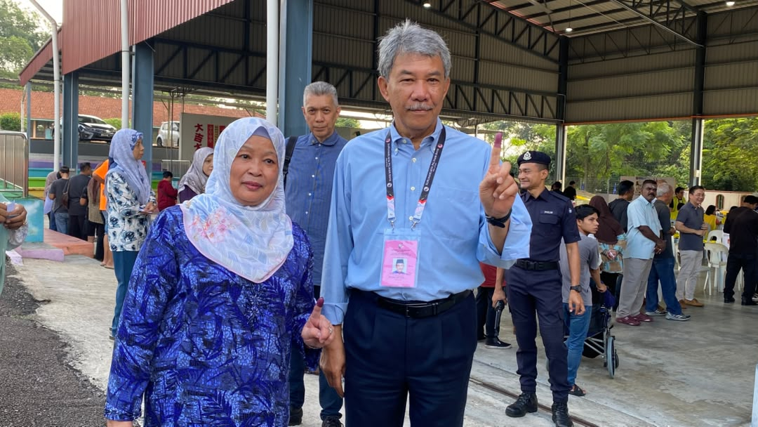 Datuk Seri Mohamad Hasan arrived with his wife, Datin Seri Raja Salbiah Tengku Nujumudin, at about 8.20am.