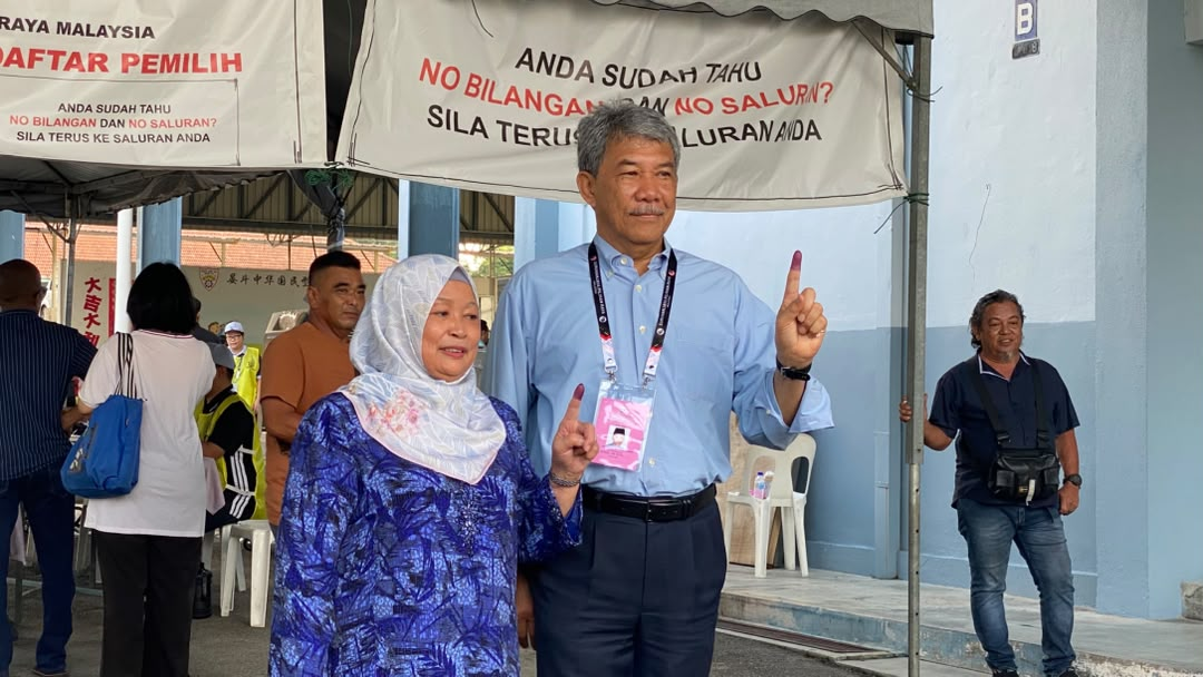 Datuk Seri Mohamad Hasan arrived with his wife, Datin Seri Raja Salbiah Tengku Nujumudin, at about 8.20am.