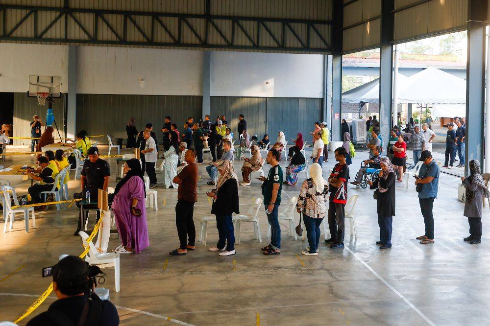 A total of 71,106 out of 859,760 registered voters, or 8.29 per cent, have cast their ballots in the 16th Negeri Sembilan State Election as of 9am today. Photo by Bernama