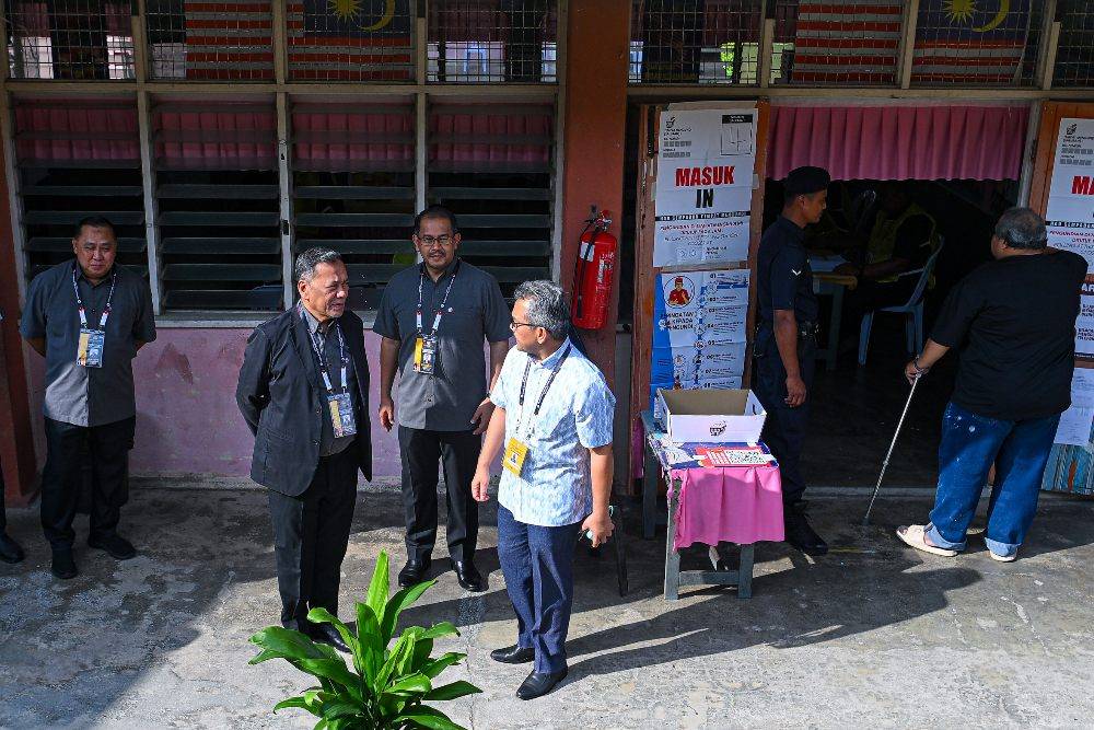 Election Commission (EC) chairman Datuk Seri Ramlan Harun today visited three polling centres in Seremban to monitor the voting process and ensure the 16th Negeri Sembilan State Election is proceeding smoothly and in an orderly manner. Photo by Bernama