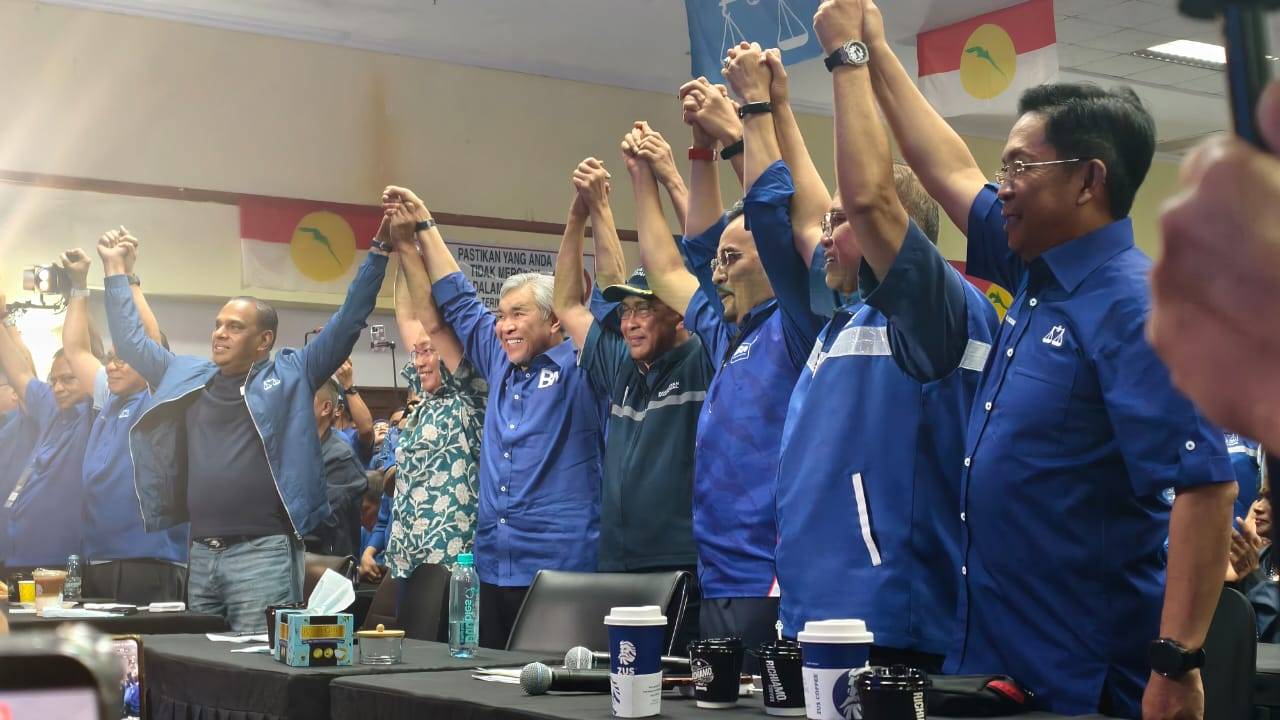 BN leaders celebrating at Wisma Umno, Seremban. (SINAR PHOTO)