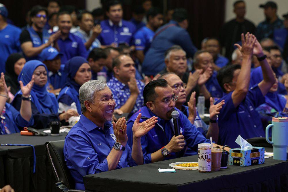 SEREMBAN, 1 Ogos -- Pengerusi Barisan Nasional (BN) Datuk Seri Dr Ahmad Zahid Hamidi ceria ketika mengikuti perkembangan semasa keputusan Pilihan Raya Negeri (PRN) Negeri Sembilan Ke-16 di Command Centre BN, Wisma UMNO Negeri Sembilan, hari ini.
Turut kelihatan, Setiausaha Agung Barisan Nasional Datuk Dr Asyraf Wajdi Dusuki.
-- fotoBERNAMA (2026) HAK CIPTA TERPELIHARA
SEREMBAN, August 1 -- Barisan Nasional (BN) chairman Datuk Seri Dr Ahmad Zahid Hamidi is in high spirits as he follows the latest developments in the 16th Negeri Sembilan State Election at the BN Command Centre, Wisma UMNO Negeri Sembilan, today.
Also seen, Barisan Nasional secretary-general Datuk Dr Asyraf Wajdi Dusuki.
-- fotoBERNAMA (2026) COPYRIGHT RESERVED