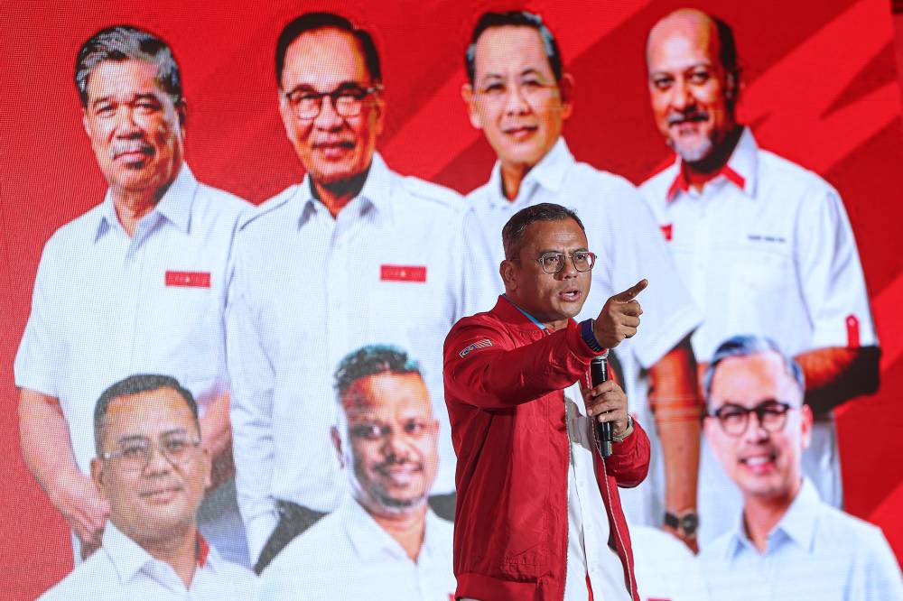 Selangor Menteri Besar and Pakatan Harapan Election Director Datuk Seri Amirudin Shari spoke at the Negeri Sembilan Permanent Hope Tour Ceremony at the Desa Cempaka Night Market Site on July 29 during the PH campaign trail. (BERNAMA PHOTO) Negeri