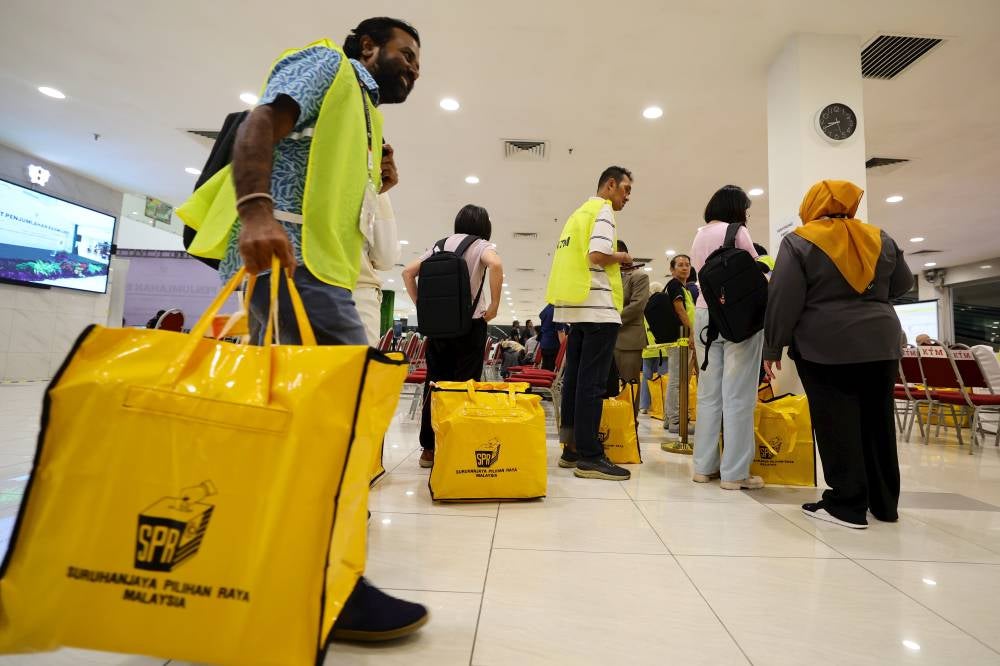 Perikatan Nasional (PN) has secured a commanding victory in the Bagan Pinang state seat in the Negeri Sembilan state election, winning with a majority of 10,137 votes. BERNAMA photo
SEREMBAN, Aug 1 -- Election Commission (EC) personnel transporting ballot boxes to the Official Vote-Tallying Centre for the Lenggeng, Nilai, Lobak, Temiang, Sikamat and Ampangan state constituencies during the 16th Negeri Sembilan State Election at the Seremban City Council Hall today.
--fotoBERNAMA (2026) COPYRIGHT RESERVED