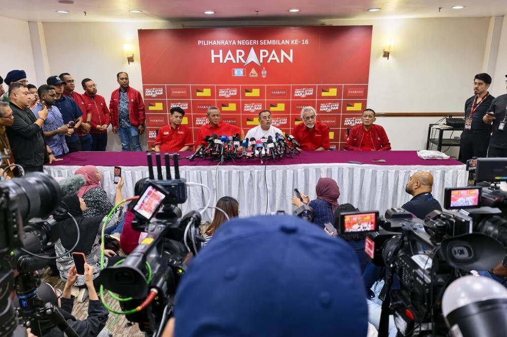 PH Election Director Datuk Seri Amirudin Shari with Negeri Sembilan caretaker Menteri Besar Datuk Seri Aminuddin Harun during a PH press conference on the Negeri Sembilan state election results today. - Photo by Bernama