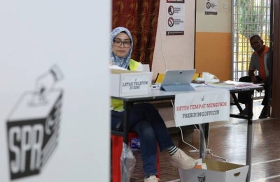 Voters arrive early in the morning to fulfil their responsibility of casting their votes at the SJKC Kelpin, Jalan Tok Ungku, Taman Ujong Polling Centre for the 16th Negeri Sembilan State Election today. - Photo by Bernama
