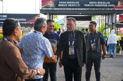 Election Commission (EC) chairman Datuk Seri Ramlan Harun today visited three polling centres in Seremban to monitor the voting process and ensure the 16th Negeri Sembilan State Election is proceeding smoothly and in an orderly manner. Photo by Bernama