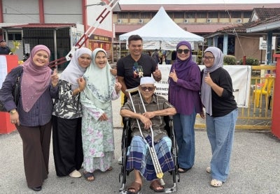 Senior citizen couple Daud Johan, 92, and his wife Besar Md Sahat, 86, were among the earliest voters to cast their ballots in the 16th Negeri Sembilan State Election for the Chennah state constituency today. BERNAMA photo
