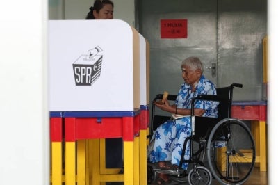 As of 2pm, 51.58 per cent, or 443,461 of the 859,760 registered voters, had cast their ballots in the 16th Negeri Sembilan state election. Photo by Bernama