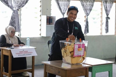 SEREMBAN, Aug 1 -- Malaysian National News Agency (BERNAMA) photographer Izzul Ahmad casts his vote at the polling centre at Sekolah Kebangsaan Ampangan in Seremban while on duty covering the 16th Negeri Sembilan State Election (PRN) today.
--fotoBERNAMA (2026) COPYRIGHT RESERVED