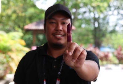 Polling officially ended today after all 401 polling centres across the state closed at 6pm.
Photo by Bernama