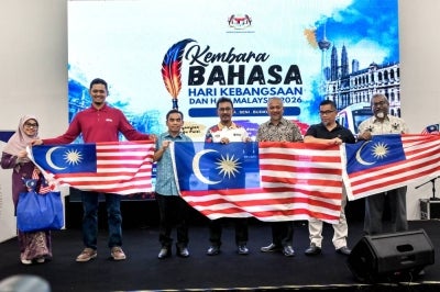 Ministry of Communications Senior Undersecretary (Management) Datuk Aminurrahim Mohamed (centre) and Dewan Bahasa dan Pustaka Director-General Datuk Dr Hazami Jahari (third, left) pose for a photograph with representatives from Sekolah Seni Malaysia Kuala Lumpur and Sekolah Seri Puteri, Cyberjaya during the National Day and Malaysia Day 2026 Kembara Bahasa programme at the Kuala Lumpur KTMB Station today. BERNAMA photo