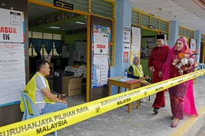 
LABU, August 1 -- Newlyweds Noor Farzana Masnoor (right) and her partner Luqman Adam Sudirman, dressed in elegant wedding attire, arrive at the Sekolah Jenis Kebangsaan Tamil (SJKT) Ladang Kubang polling centre in Labu to fulfil their responsibility as voters during the 16th Negeri Sembilan State Election today.
-- fotoBERNAMA (2026) COPYRIGHT RESERVED