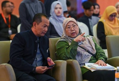FILE PIX - Deputy Minister of Domestic Trade and Cost of Living, Datuk Dr Fuziah Salleh (right), discusses a matter with the Negeri Sembilan Director of the Ministry of Domestic Trade and Cost of Living, Muhammad Zahir Mazlan (left), during the state-level Consumerism Programme town hall session on July 24, 2026. (BERNAMA PHOTO)