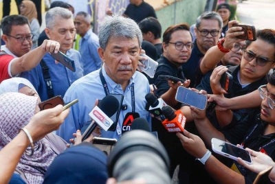 As of 7.25pm, Mohamad, who is also the incumbent Rantau assemblyman, secured 3,423 votes compared with Azizul’s 949 votes, giving BN a majority lead of 2,474 votes. Photo by Bernama