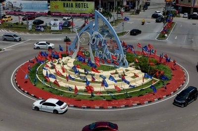 Party flags, including those of Pakatan Harapan (PH) and Barisan Nasional (BN), lined the streets around the Port Dickson roundabout ahead of the Negeri Sembilan State Election (PRN) with two days remaining before polling day on August 1, during a survey today. (BERNAMA PHOTO)