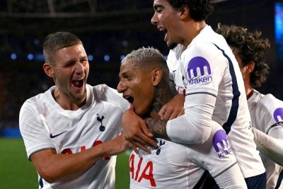 Brazil striker Richarlison scored a 90th-minute winner and club record signing Sandro Tonali got his first goal as 10-man Tottenham beat London rivals Chelsea 2-1. (Photo by Saeed Khan / AFP) / --IMAGE RESTRICTED TO EDITORIAL USE - STRICTLY NO COMMERCIAL USE--