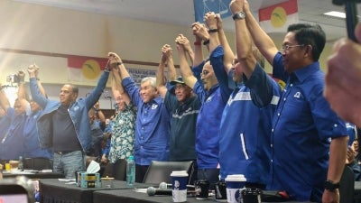 BN leaders celebrating at Wisma Umno, Seremban. (SINAR PHOTO) 