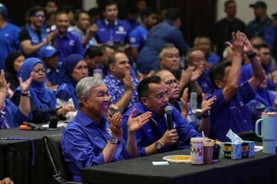 SEREMBAN, 1 Ogos -- Pengerusi Barisan Nasional (BN) Datuk Seri Dr Ahmad Zahid Hamidi ceria ketika mengikuti perkembangan semasa keputusan Pilihan Raya Negeri (PRN) Negeri Sembilan Ke-16 di Command Centre BN, Wisma UMNO Negeri Sembilan, hari ini.
Turut kelihatan, Setiausaha Agung Barisan Nasional Datuk Dr Asyraf Wajdi Dusuki.
-- fotoBERNAMA (2026) HAK CIPTA TERPELIHARA
SEREMBAN, August 1 -- Barisan Nasional (BN) chairman Datuk Seri Dr Ahmad Zahid Hamidi is in high spirits as he follows the latest developments in the 16th Negeri Sembilan State Election at the BN Command Centre, Wisma UMNO Negeri Sembilan, today.
Also seen, Barisan Nasional secretary-general Datuk Dr Asyraf Wajdi Dusuki.
-- fotoBERNAMA (2026) COPYRIGHT RESERVED
