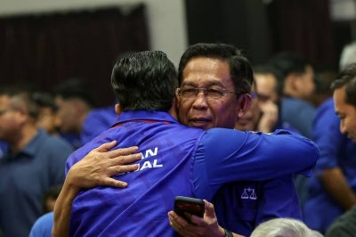 SEREMBAN, 1 Ogos -- Calon Barisan Nasional (BN) bagi kerusi Dewan Undangan Negeri (DUN) N02 Pertang Datuk Seri Jalaluddin Alias meraikan keputusan tidak rasmi yang memihak kepadanya ketika mengikuti perkembangan Pilihan Raya Negeri (PRN) Negeri Sembilan Ke-16 di Command Centre BN, Wisma UMNO Negeri Sembilan, hari ini.
-- fotoBERNAMA (2026) HAK CIPTA TERPELIHARA
