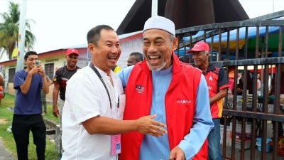 Datuk Bakri Sawir (right) and Danni Rais, were seen greeting visitors and traders at the market on the second day of the Negeri Sembilan campaign. (BERNAMA PHOTO)
