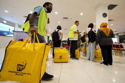 Perikatan Nasional (PN) has secured a commanding victory in the Bagan Pinang state seat in the Negeri Sembilan state election, winning with a majority of 10,137 votes. BERNAMA photo
SEREMBAN, Aug 1 -- Election Commission (EC) personnel transporting ballot boxes to the Official Vote-Tallying Centre for the Lenggeng, Nilai, Lobak, Temiang, Sikamat and Ampangan state constituencies during the 16th Negeri Sembilan State Election at the Seremban City Council Hall today.
--fotoBERNAMA (2026) COPYRIGHT RESERVED