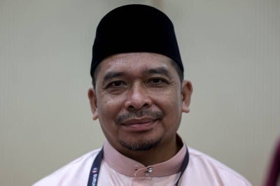 PN candidate Ustaz Fairuz Isa polled 16,608 votes to comfortably defeat Pakatan Harapan (PH) candidate Yaacob Mahmood, who secured 4,493 votes. BERNAMA photo