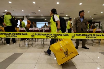 Election Commission (EC) personnel transporting ballot boxes to the Official Vote-Tallying Centre for the Lenggeng, Nilai, Lobak, Temiang, Sikamat and Ampangan state constituencies during the 16th Negeri Sembilan State Election at the Seremban City Council Hall on Aug 1. (BERNAMA PHOTO) 