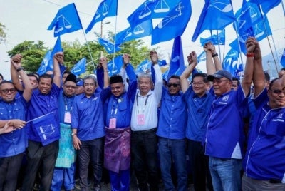BN's Koh Kim Swee, better known as Ah Swee (middle wearing white shirt), won the Repah state seat after defeating PH's Veerapan Superamaniam in a straight fight. Photo: Bernama