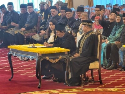 Datuk Ismail Lasim during the swearing. (SINAR PHOTO)