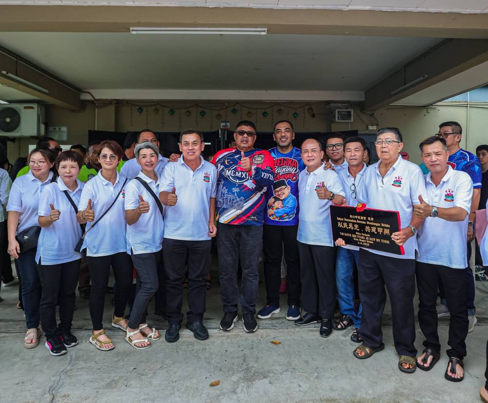 Melaka Chief Minister Datuk Seri Ab Rauf Yusoh suggests 88-year-old resident "Uncle Wong" could become a Barisan Nasional poster boy in the upcoming state elections. - Photo: Ab Rauf Yusoh / FACEBOOK
