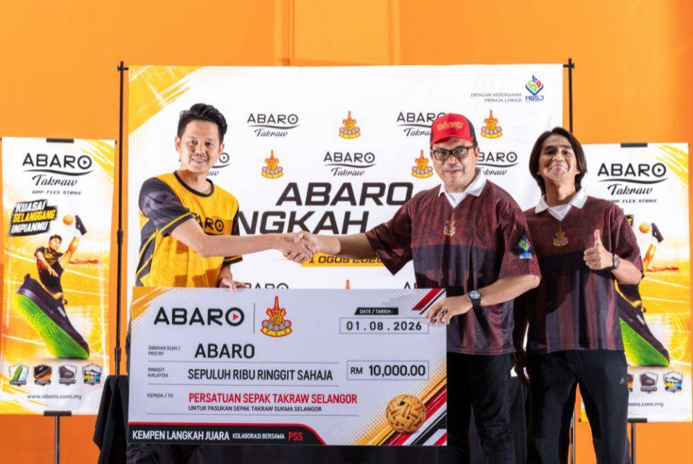 Abaro presents a mock cheque worth RM10,000 to PSS.