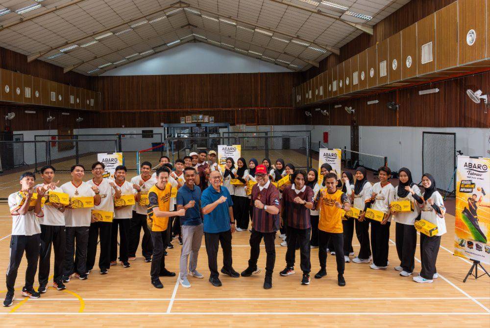 Abaro representatives, the Executive Committee of PSS and members of the Selangor men's and women's sepak takraw squads for Sukma 2026 mark the launch of Abaro Langkah Juara, a shared commitment to empowering the next generation of sepak takraw athletes.