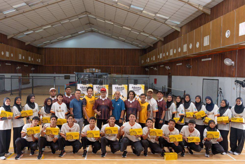 Abaro representatives, the Executive Committee of PSS and members of the Selangor men's and women's sepak takraw squads for Sukma 2026 mark the launch of Abaro Langkah Juara, a shared commitment to empowering the next generation of sepak takraw athletes.