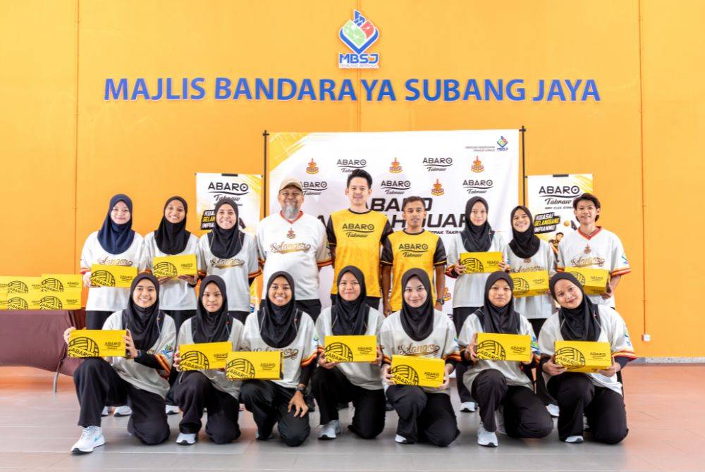 Selangor women's sepak takraw squads for Sukma 2026 alongside the players, coaches and team management.