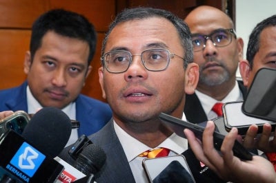 Selangor Menteri Besar Datuk Seri Amirudin Shari has revealed that some locals are believed to be protecting illegal immigrants, including Rohingya, making enforcement efforts more challenging. - Photo by Bernama