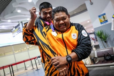GEORGE TOWN, Aug 5 -- Commonwealth Games Glasgow 2026 judo gold medallist Amir Daniel Abdul Majeed, 21, with his coach Md Nashriq Md Nassir upon arrival at the Penang International Airport early this morning.
--fotoBERNAMA (2026) COPYRIGHT RESERVED