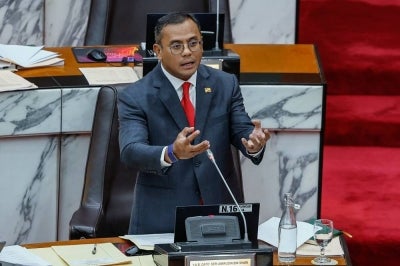 Selangor Menteri Besar Datuk Seri Amirudin Shari during a question-and-answer session in conjunction with the Second Meeting of the Fourth Session of the 15th Selangor State Legislative Assembly at the Selangor State Legislative Assembly today. - Photo by Bernama