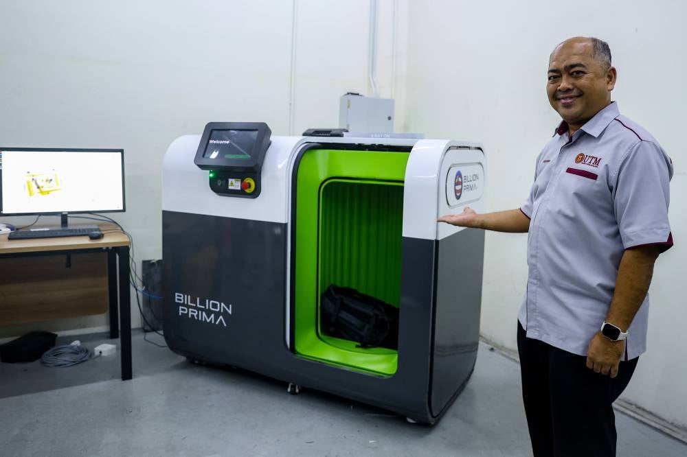 Universiti Teknologi Malaysia (UTM) lecturer at the Physics Department, Faculty of Science Prof Dr Suhairul Hashim demonstrates the Computed Tomography (CT) Baggage Scanner machine, which is currently undergoing a trial period as a result of research and development (R&D) collaboration between UTM and Billion Prima Sdn Bhd today. BERNAMA photo