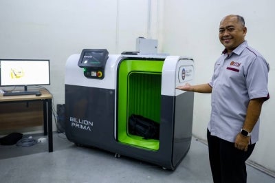 Universiti Teknologi Malaysia (UTM) lecturer at the Physics Department, Faculty of Science Prof Dr Suhairul Hashim demonstrates the Computed Tomography (CT) Baggage Scanner machine, which is currently undergoing a trial period as a result of research and development (R&D) collaboration between UTM and Billion Prima Sdn Bhd today. BERNAMA photo