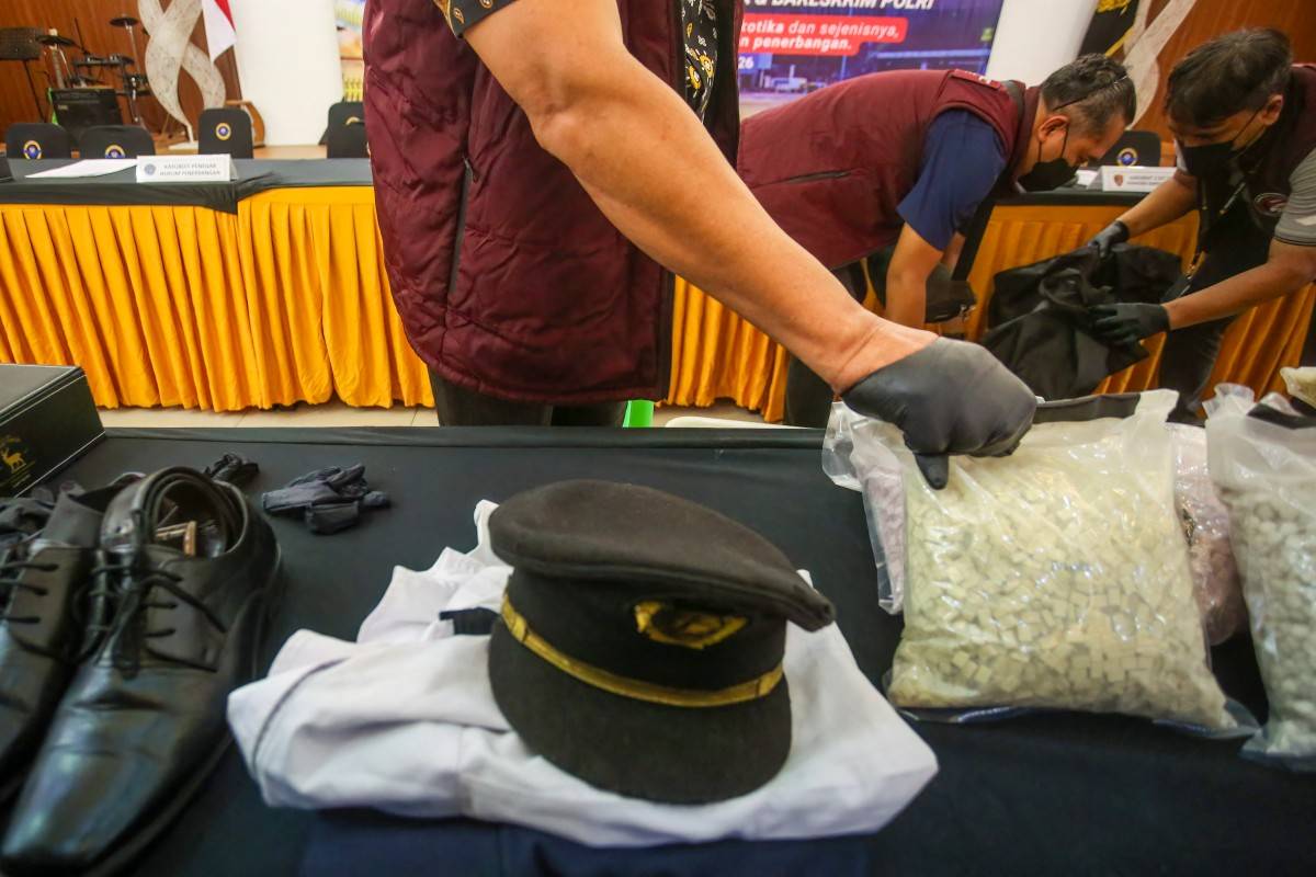 A 39-year-old pilot, identified only by his initials MSO, was arrested shortly after arriving from Kuala Lumpur for allegedly carrying over 70,000 ecstasy tablets and meth in his suitcase. Photo by AFP