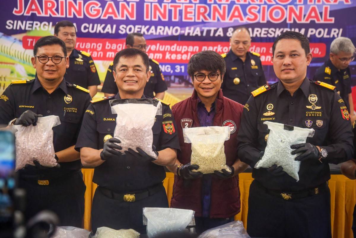 A 39-year-old pilot, identified only by his initials MSO, was arrested shortly after arriving from Kuala Lumpur for allegedly carrying over 70,000 ecstasy tablets and meth in his suitcase. Photo by AFP