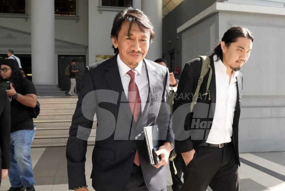 Datuk Amer Hamzah Arshad leaves the Kuala Lumpur Court Complex after the court postponed the prosecution case involving his client until Aug 27. Photo by Sinar Harian/Rosli Talib.