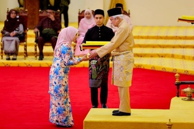 The Yang di-Pertuan Besar of Negeri Sembilan Tuanku Muhriz Tuanku Munawir presented the instrument of appointment as a member of the Negeri Sembilan State Executive Council (Exco) for the new term to Labu State Assemblywoman Siti Nur Umaira Hasim. Photo by Bernama
