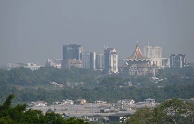 Five areas in Sarawak continued to record unhealthy Air Pollutant Index (API) readings due to transboundary haze as of 8am today, compared with six areas yesterday afternoon. Photo by Bernama