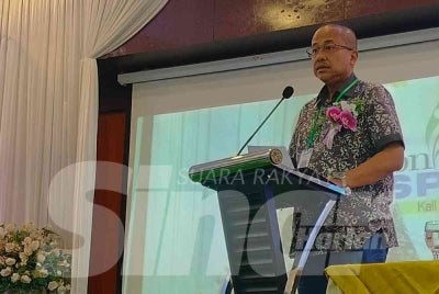 Ahmad Samsuri officiating the 23rd Perak Pas Convention at Perdana Hotel here on Sunday.