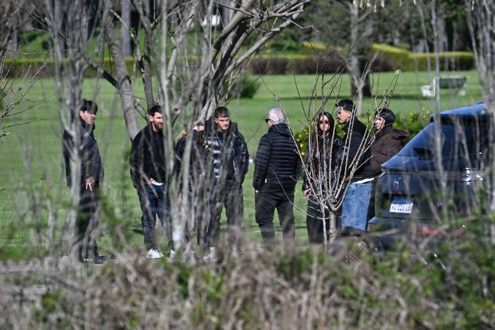 Argentina's football star Lionel Messi (2-L), his wife Antonela Roccuzzo (3-R) and relatives, attend the funeral of his father, Jorge Messi, at El Prado cemetery, on the outskirts of Rosario, Santa Fe province, Argentina. Photo by AFP
