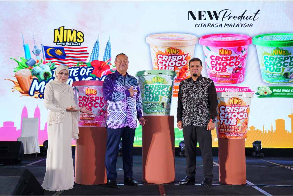 Matrade deputy chief executive officer Mansor Shah Wahid (centre) poses for a photograph with NIMS Adeliciousz Sdn Bhd chief executive officer Tengku Norhanim Tengku Othman (left) and NIMS Group Sdn Bhd chief operating officer Faiz Hussamuddin during the NIMS new product launch at IDCC Shah Alam on Saturday. – SINAR HARIAN / MOHD HALIM ABDUL WAHID